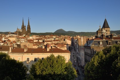 France, Puy-de-Dôme (63), Clermont-Ferrand, la rue du Port entre la cathédrale Notre-Dame de l'Assomption à gauche et la basilique Notre-Dame-du-Port à droite, en arrière plan l'ancien volcan le Puy de Dome