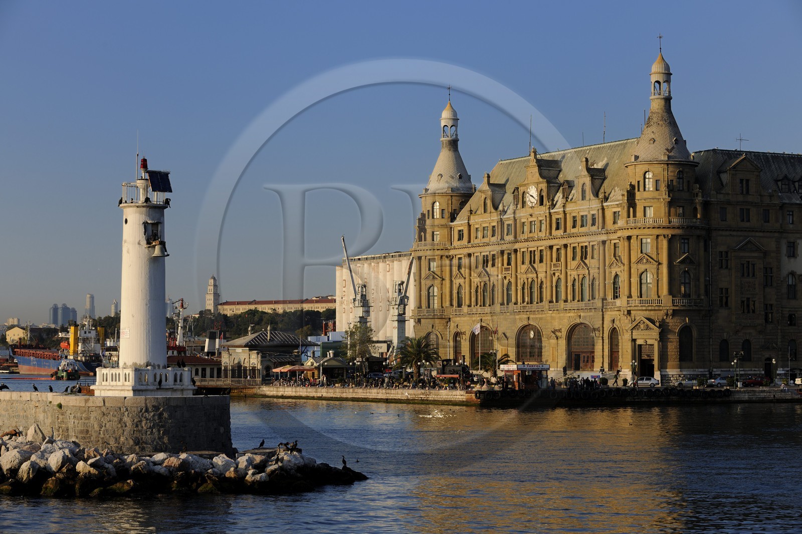 Turquie, Istanbul, rive asiatique, quartier de Kadiköy, gare de Haydarpasa Istasyonu inaugurée en 1908, ligne de l'Orient Express allant d'Istanbul à Bagdad