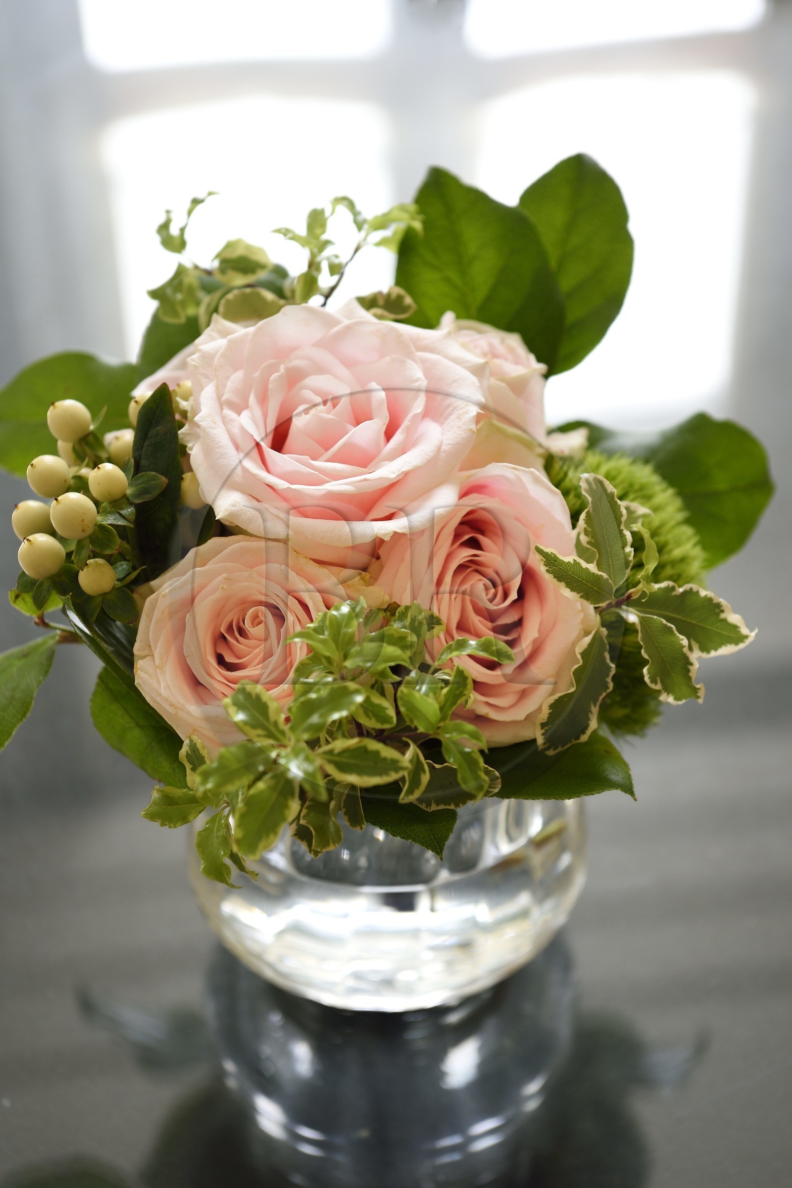 Italie, Lombardie, Milan, Quadrilatère de la Mode (Quadrilatero della moda), Four Seasons Hotel Milano, bouquet de roses dans une chambre