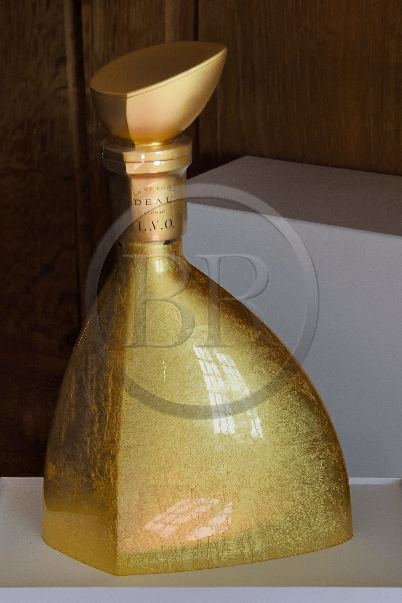 France, Charente (16), Sireuil, Distillerie des Moisans, bouteille de cognac DEAU très haut de gamme décorée par la maison Arthus-Bertrand