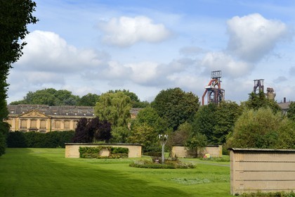 France, Moselle (57), Vallée de la Fensch, Hayange, usine sidérurgique, les derniers Hauts-fourneaux (dit de Florange) du groupe ArcelorMittal et les anciens grands bureaux administratifs Wendel à gauche