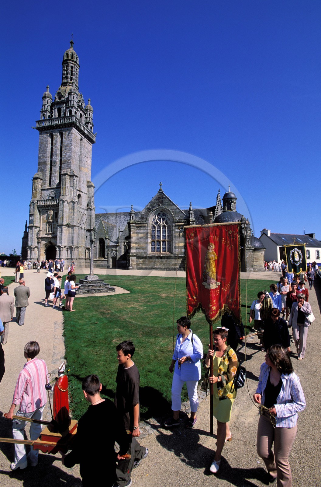 France, Finistère (29), enclos paraoissialde Pleyben, procession Pardon de Saint-Germain l'Auxerrois