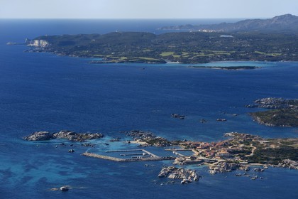 France, Corse-du-Sud (2A), Bonifacio, Ile Cavallo et les falaises de Bonifacio en arrière plan (vue aérienne)