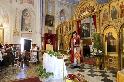 France, Corse-du-Sud (2A), Cargèse, église Saint Spyridon grecque catholique de rite oriental, messe de la fête du basilic (exaltation de la Sainte-Croix) par l’archimandrite Athanase