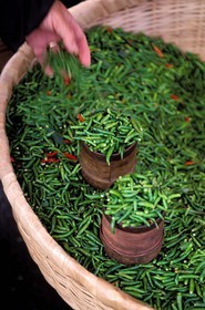 France, île de la Réunion, vente de petits piments verts sur le marché de Saint-Pierre