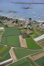 France, Finistère (29), Ile de Batz, Porz Kernok, l'église et le cimetière (vue aérienne)