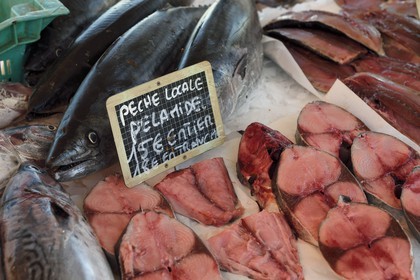 France, Var (83), Sanary-sur-Mer, vente de la pêche du matin sur les quais