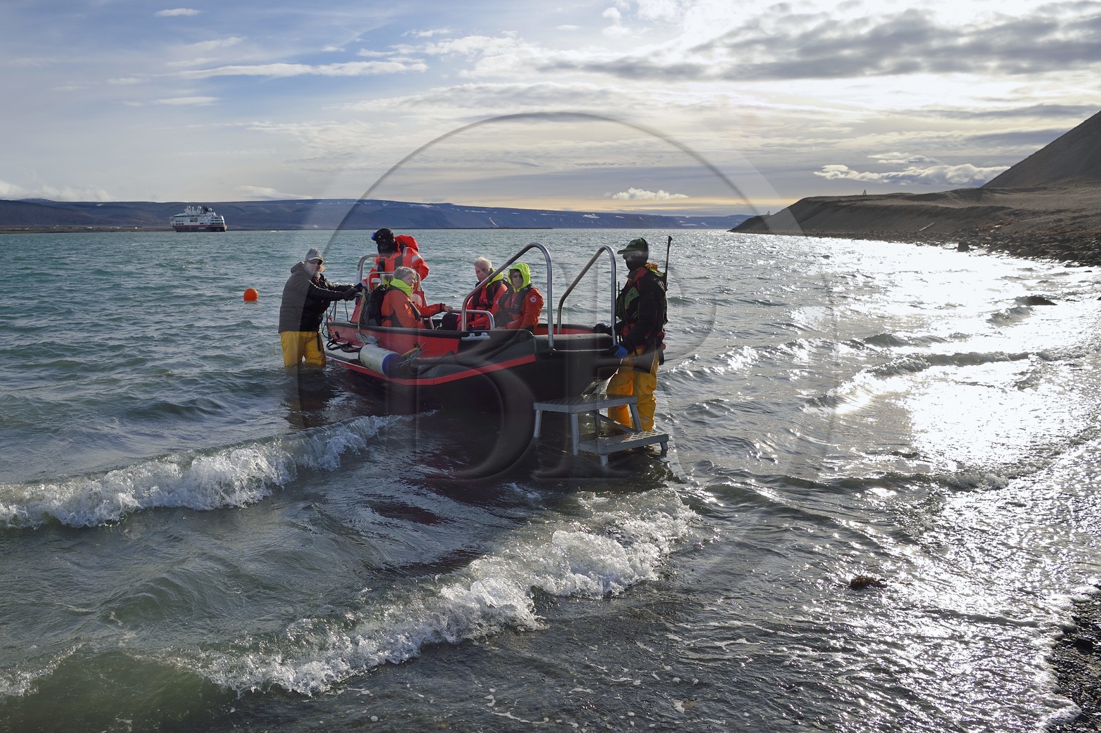 Groenland, cote ouest, Baie de North Star, Wolstenholme fjord, Dundas (Thulé), débarquement sur la plage en PolarCirkel boat de passagers du bateau de croisière MS Fram de la compagnie Hurtigruten