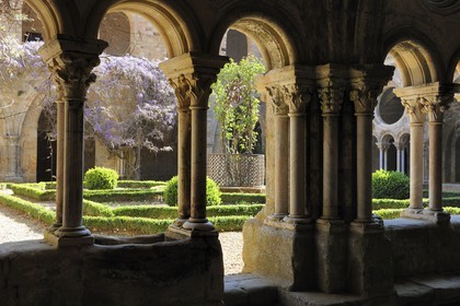France, Aude (11), abbaye cistercienne de Fontfroide, le cloître