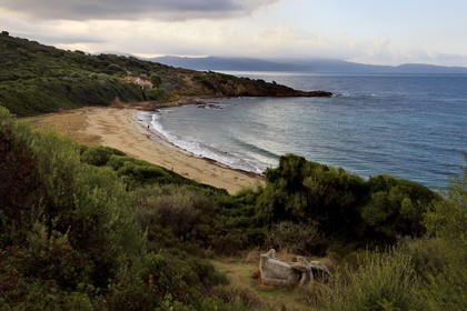 France, Corse-du-Sud (2A), Cargèse, la plage de Capizzolu où débarquèrent en 1676 les grecs qui fondèrent la colonie de Cargèse, la barque sculpture en granit qui le commémore au premier plan