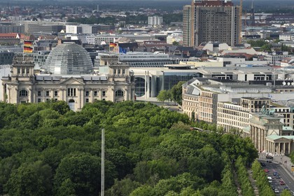 Allemagne, Berlin, le Reichstag avec le dome en verre du Bundestag (parlement allemand depuis 1999) de l'architecte Sir Norman Foster et Tiergarten au premier plan