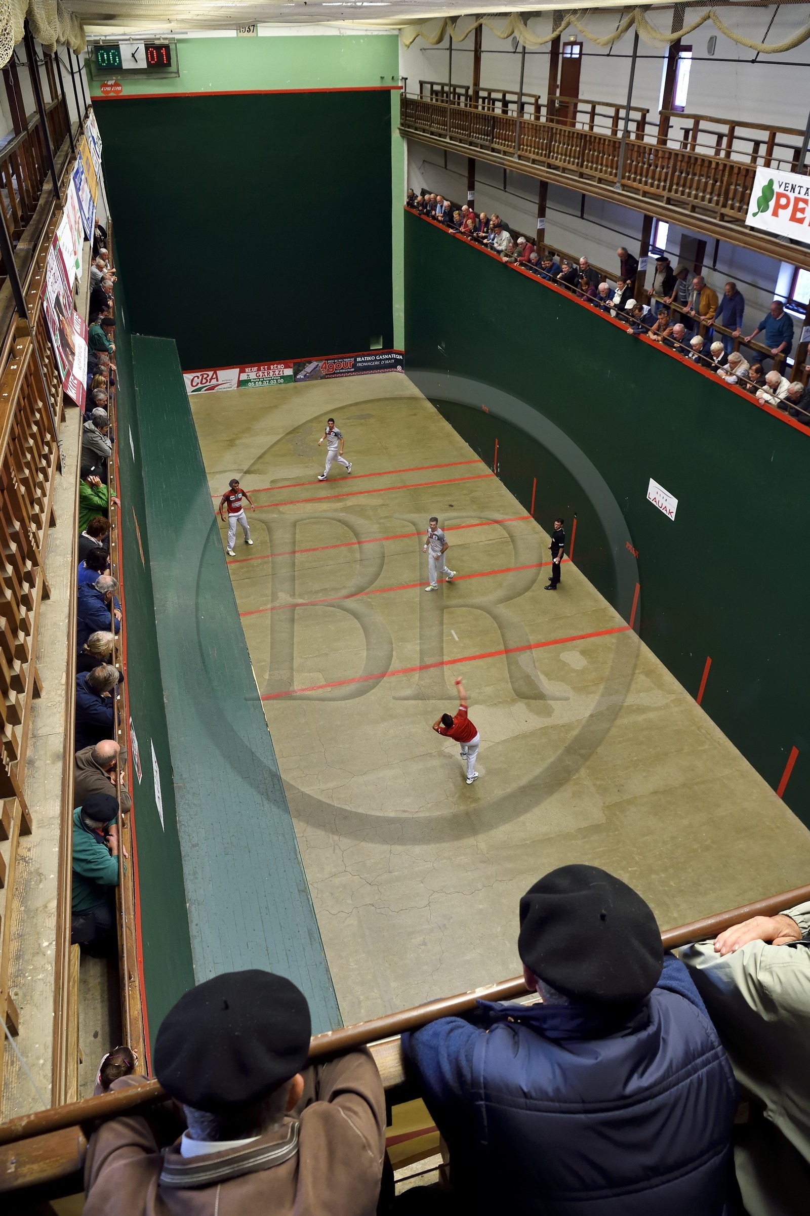 France, Pyrénées-Atlantiques (64), Pays-Basque, Saint-Jean-Pied-de-Port, trinquet Garat, traditionnelle partie de Pelote basque à main nue pour la coupe des Chasseurs