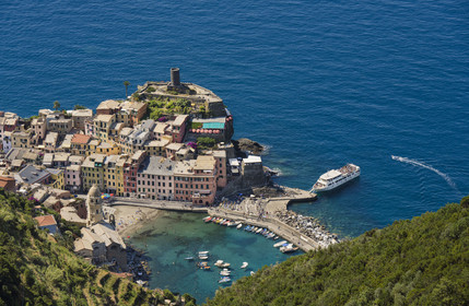 Italie, Ligurie, Cinque Terre, parc national des Cinque Terre classé Patrimoine Mondial de l'UNESCO, village de Vernazza et son port