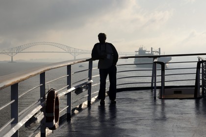 Canada, province de Québec, le pont sur le fleuve Saint-Laurent à Trois-Rivières depuis le pont supérieur du bateau de croisière Princess Danaé