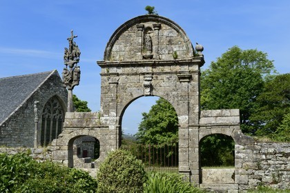 France, Finistère (29), Plomodiern, chapelle Sainte-Marie du Menez-Hom, l'arc de triomphe à l'entrée de l'enclos paroissial