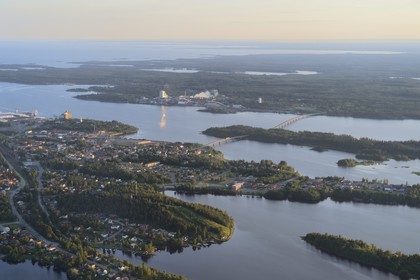 Suède, Comté de Vasterbotten, Holmsund le port maritime de la ville d' Umea (vue aérienne)