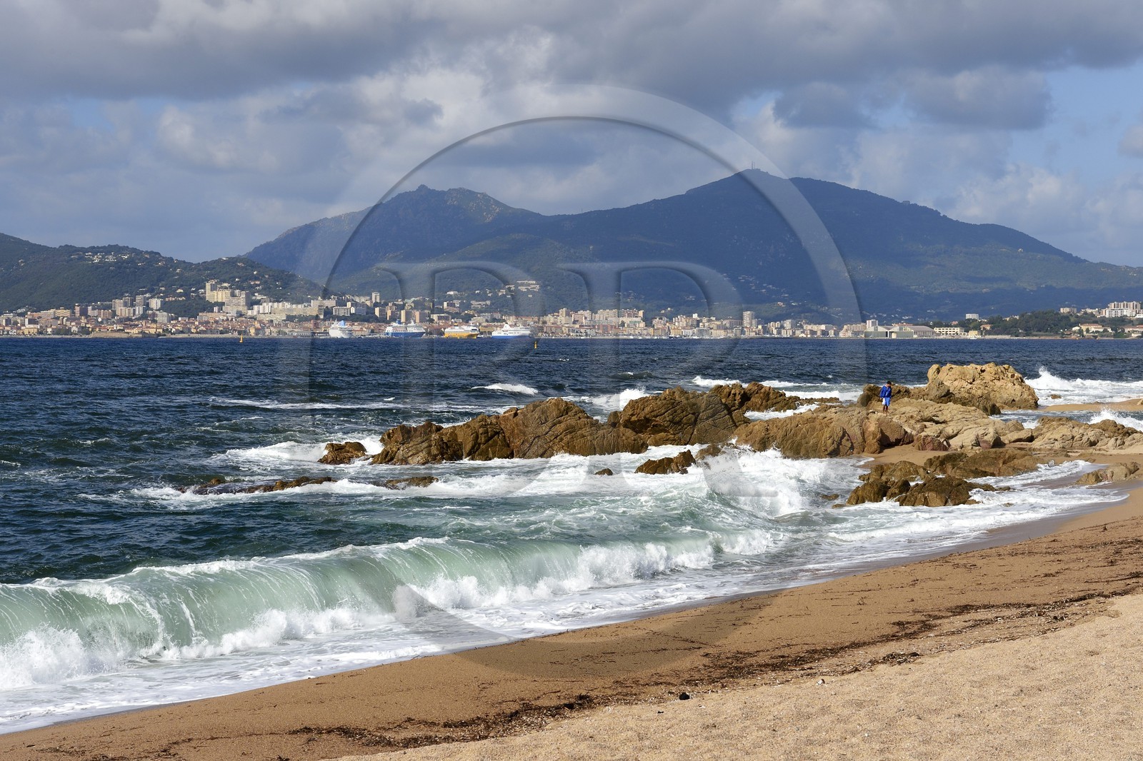 France, Corse-du-Sud (2A), Golfe d'Ajaccio, plage du Capitello à l'embouchure de l'étang de Casavone et Ajaccio en arrière plan