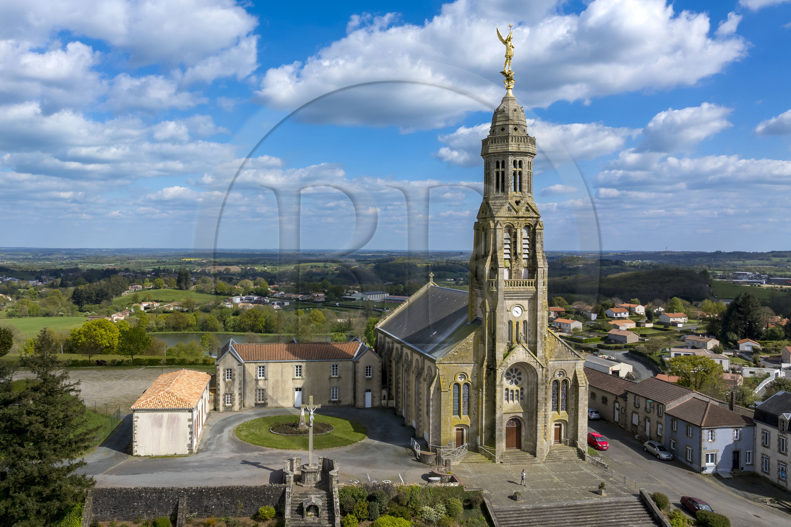 France, Vendée (85), Sèvremont, Saint-Michel-Mont-Mercure, l'église avec sa statue de l'archange Saint-Michel (vue aérienne) France, Vendée (85), Sèvremont, Saint-Michel-Mont-Mercure, l'église avec sa statue de l'archange Saint-Michel (vue aérienne)