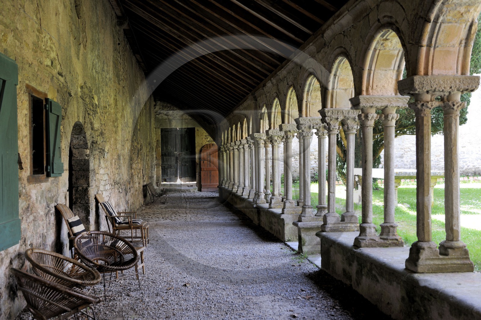 France, Aude (11), Saint-Martin-le-Vieil, ancienne abbaye cistercienne de Villelongue et chambre d'hôte, une allée de l'ancien cloitre