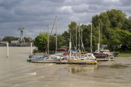France, Loire-Atlantique (44), banlieue de Nantes, Rezé, quartier Trentemoult, le petit port sur la Loire et la Grue Titan grise sur l'Ile de Nantes en arrière plan