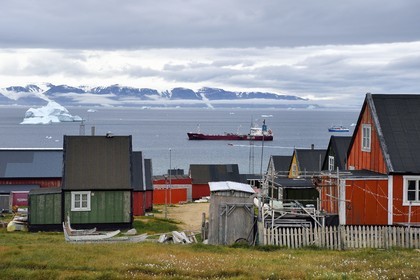 Groenland, cote Nord-Ouest, mer de Baffin, pétrolier devant la ville de Qaanaaq ou Nouvelle Thule