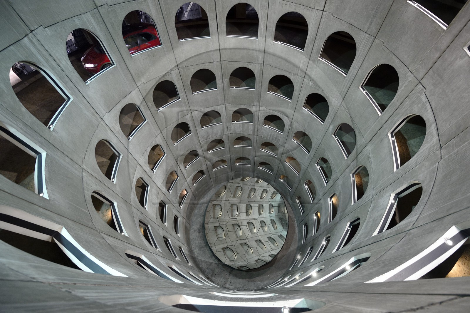 France, Rhône (69), Lyon, Place des Célestins, parking souterrain hélicoïdal conçu par Michel Targe, Daniel Buren et Jean-Michel Wilmotte (1994)