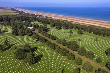 France, Calvados (14), Colleville-sur-Mer, cimetière américain de Colleville-sur-Mer et la plage du débarquement de Omaha Beach en arrière plan