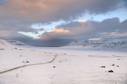 Norvège, Svalbard, Spitzberg, la seule route du reseau routier de moins de 46 km est dans la vallée de Adventdalen vers Longyearbyen