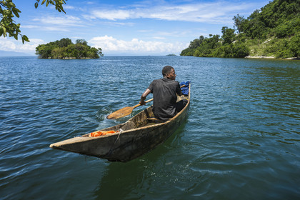 Rwanda, Province de l’Ouest, Karongi (anciennement nommée Kibuye), lac Kivu, pirogue naviguant entre les ilots au large de Kibuye