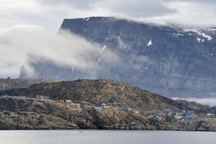 Groenland, cote ouest, baie de Baffin, la ville de Uummannaq accrochée à la roche