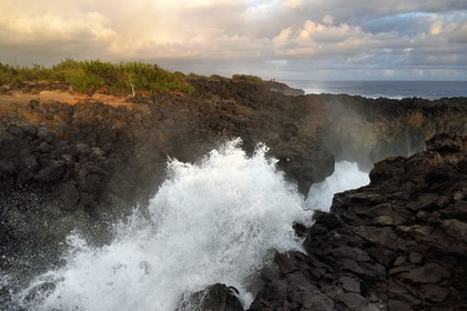 France, Ile de la Reunion, L'Etang Salé les Bains, au lieu dit Le Gouffre, long couloir naturel formé par les roches noires basaltiques tourmentées par l'océan