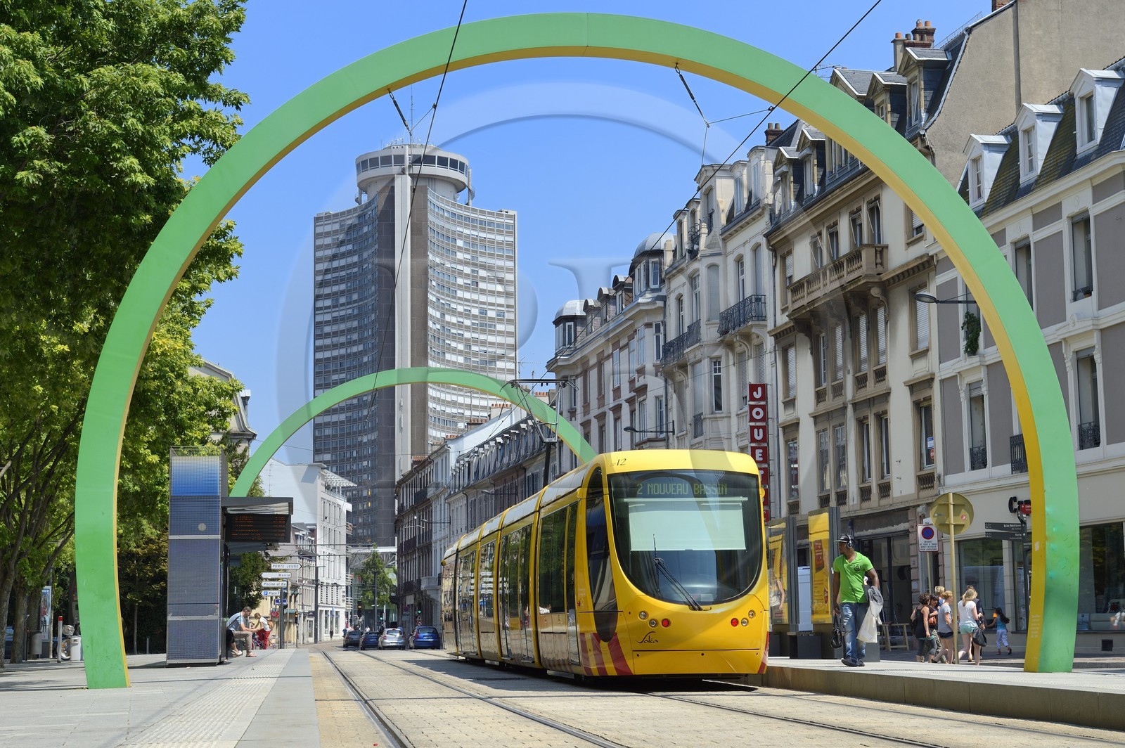 France, Haut-Rhin (68), Mulhouse, tramway passant sous des Arches de Daniel Buren dans l'avenue du President Kennedy, Tour de l'Europe de l'architecte François Spoerry en arriere plan