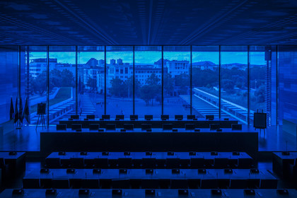 France, Hérault (34), Montpellier,  quartier de Port Marianne, l'Hotel de Ville conçu par les architectes Jean Nouvel et François Fontès, la salle du conseil