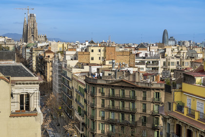 Espagne, Catalogne, Barcelone, quartier de l'Eixample, la Sagrada Familia en chantier et la Torre Agbar (tour d'Agbar) de l'architecte Jean Nouvel en arrière plan