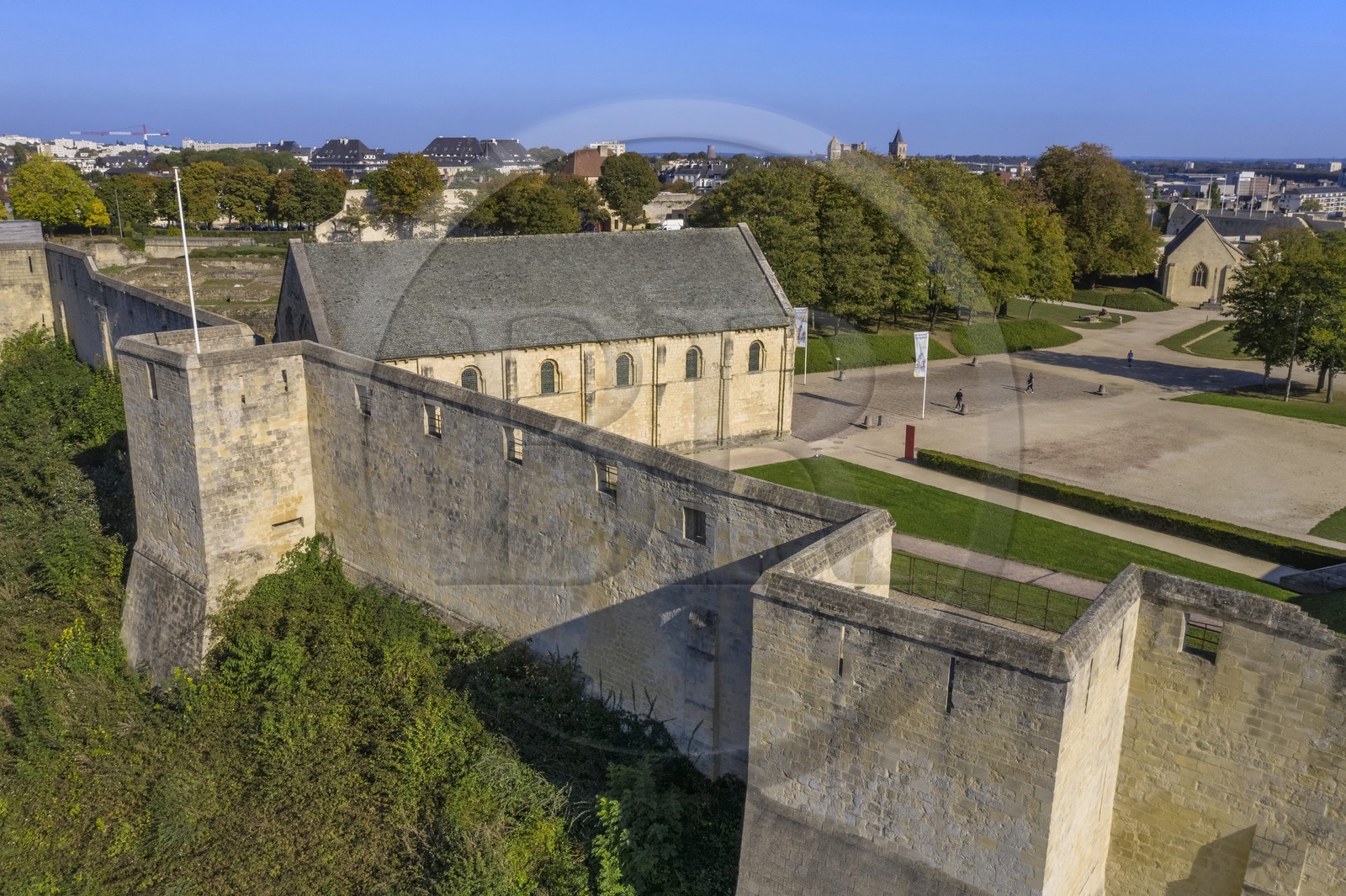 France, Calvados (14), Caen, le château ducal de Guillaume le Conquerant, la salle de l'Echiquier et les remparts (vue aérienne)