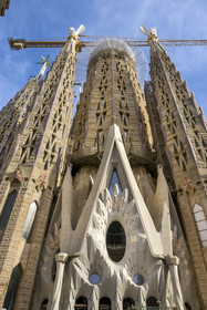 Espagne, Catalogne, Barcelone, quartier de l'Eixample, basilique de la Sagrada Familia de l'architecte du modernisme catalan Antoni Gaudi classée Patrimoine Mondial de l'UNESCO, deux des quatre campaniles de 135m entourant le ciborium central et la future tour centrale, le pinacle est couronné par le lion ailé qui symbolise saint Marc et un homme ailé pour saint Matthieu