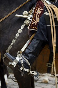 Argentine, province de Buenos Aires, San Antonio de Areco, fête du Jour de la Tradition (Dia de la Tradicion), travail d'orfèvre sur les étriers en argent utilisés lors de grandes occasions par un estanciero (gaucho propriétaire d'un ranch)