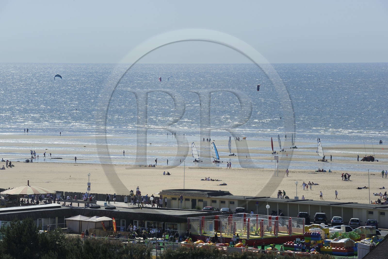 France, Calvados (14), Pays d'Auge, Deauville, chars à voile sur la plage