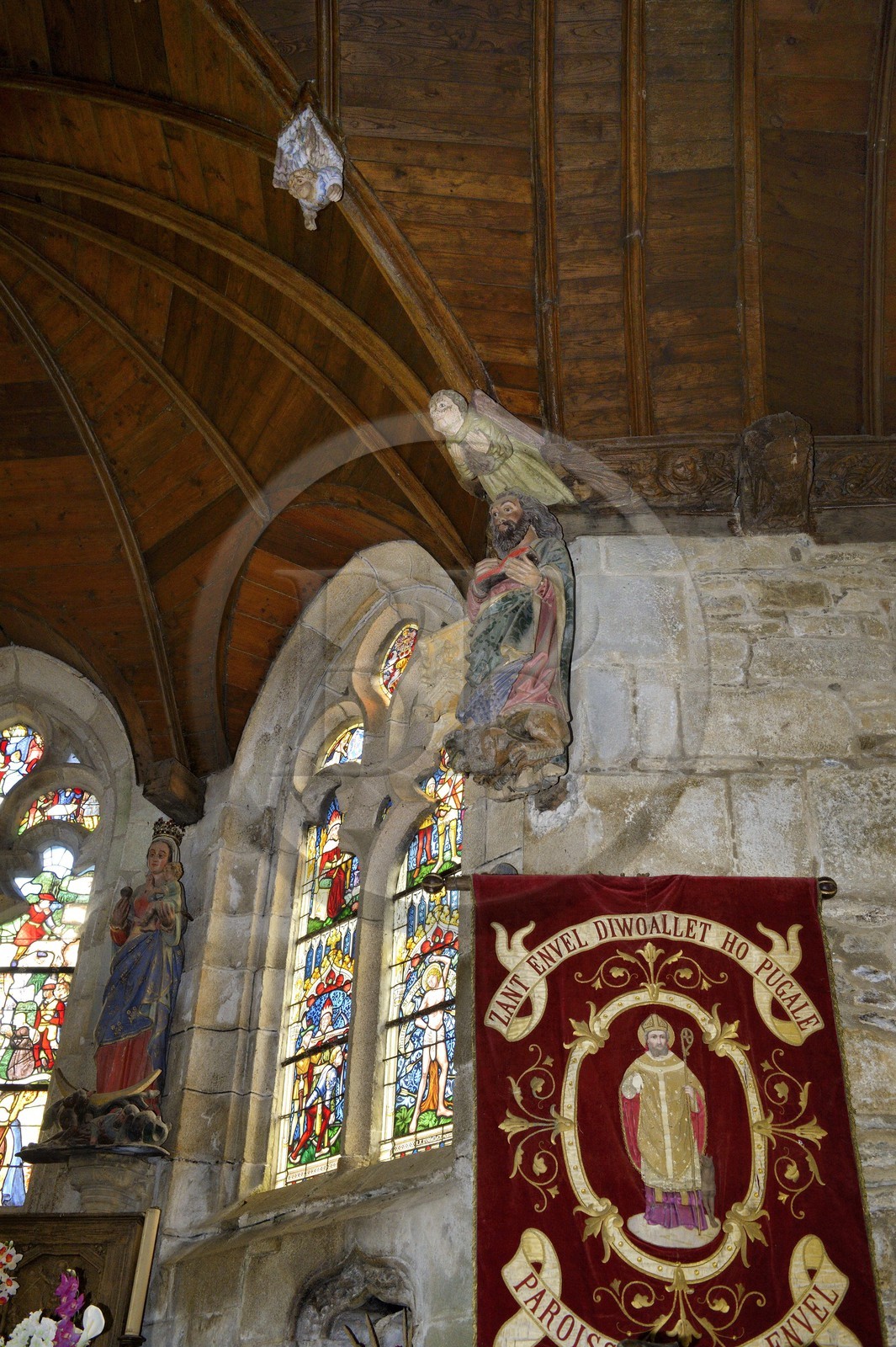 France, Côtes-d'Armor (22), église de Loc-Envel, sculptures peintes en bois sur la sablière décorant la voûte (16ème siècle)