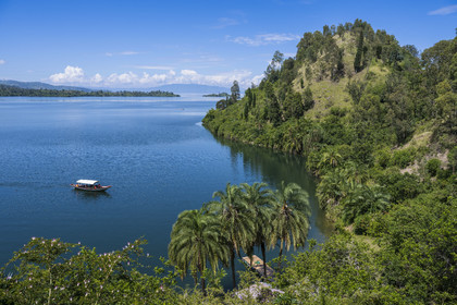 Rwanda, Province de l’Ouest, Karongi (anciennement nommée Kibuye), bateau longeant les rives du lac Kivu