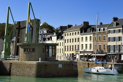 France, Seine-Maritime, Cote d'Albatre (Alabaster Coast), Pays de Caux, Saint Valery en Caux, vertical lift bridge