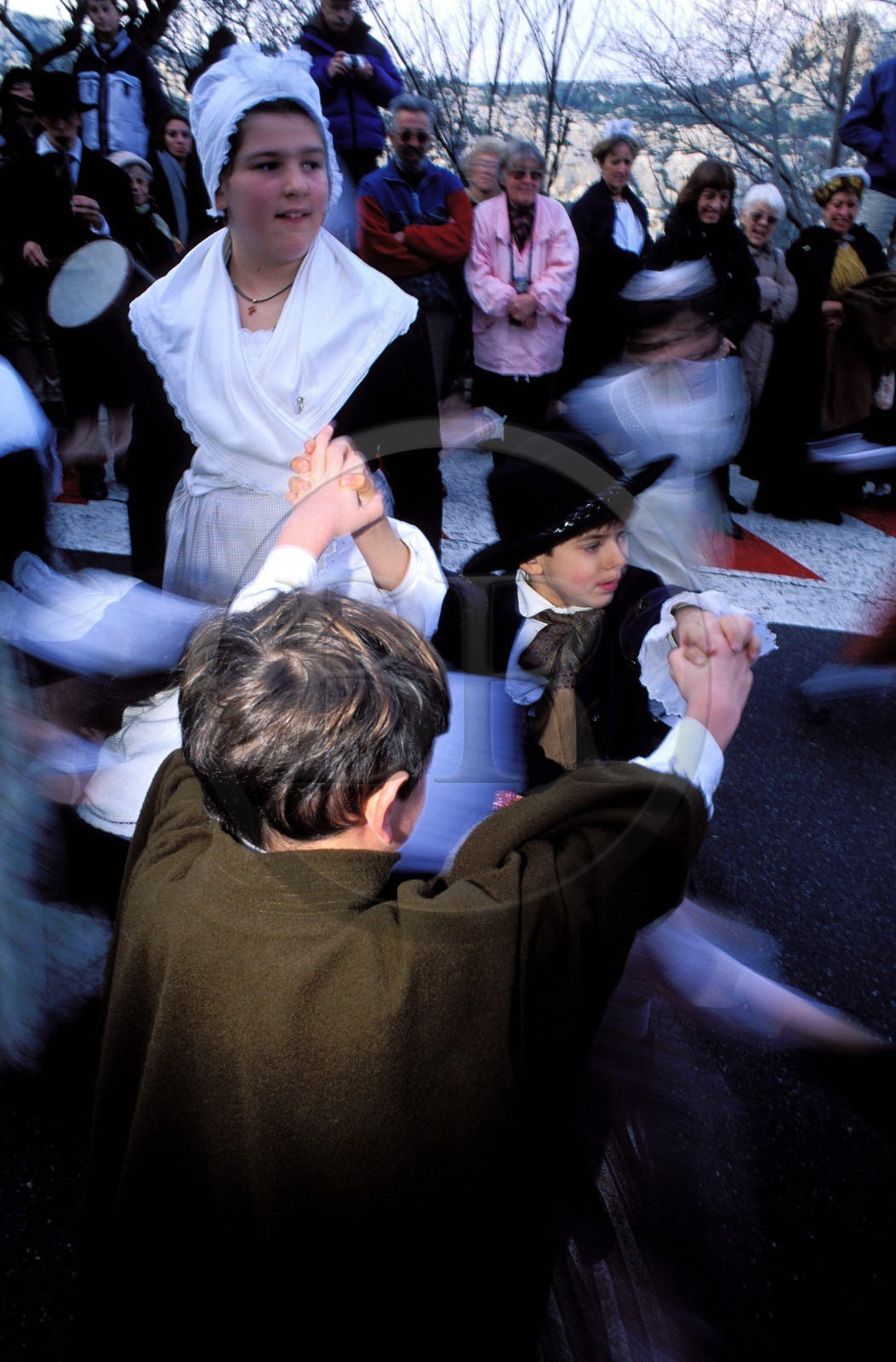 France, Bouches-du-Rhône (13), Les Baux-de-Provence, labellisé Les Plus Beaux Villages de France, fêtes de Noël, aubade, danses traditionnelles