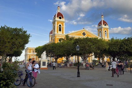 Nicaragua, Granada, parque Central (Parque Colon), la cathédrale
