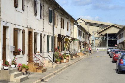 France, Moselle (57), Vallée de la Fensch, cité ouvrière de Knutange, l’usine Saint-Jacques propriété de Tata Steel est au bout de la rue des Alliés