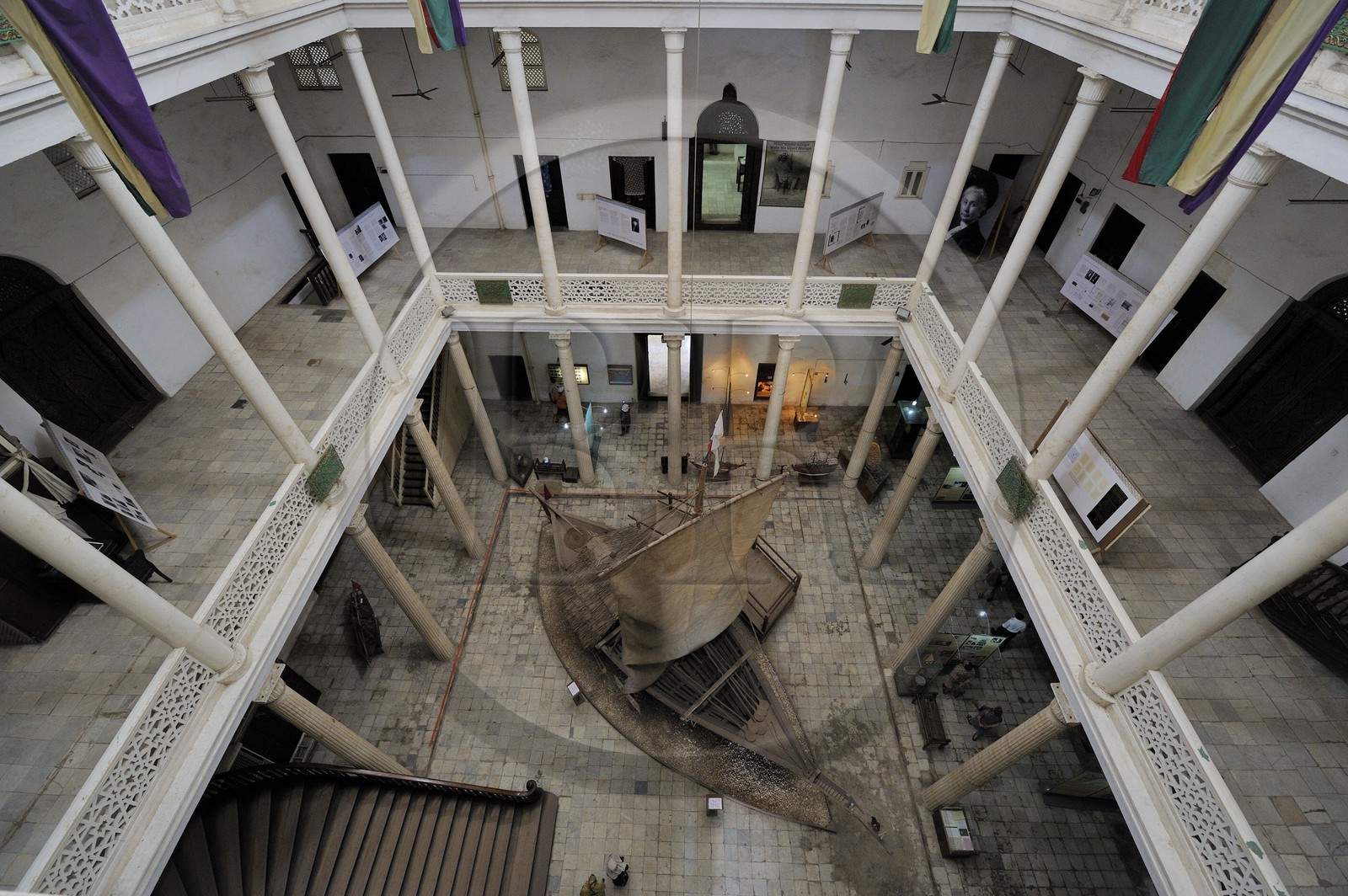 Tanzanie, archipel de Zanzibar, île de Unguja (Zanzibar), ville de Zanzibar, quartier Stone Town, classé Patrimoine Mondial de l' UNESCO, le Beit El-Ajaib ou Maison des Merveilles abrite le Zanzibar National Museum of History &Culture, un dhow (boutre traditionnel)