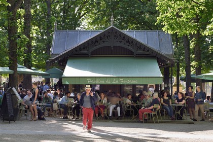 France, Paris (75), les jardin du Luxembourg, terrasse du café Pavillon de la Fontaine dans le parc