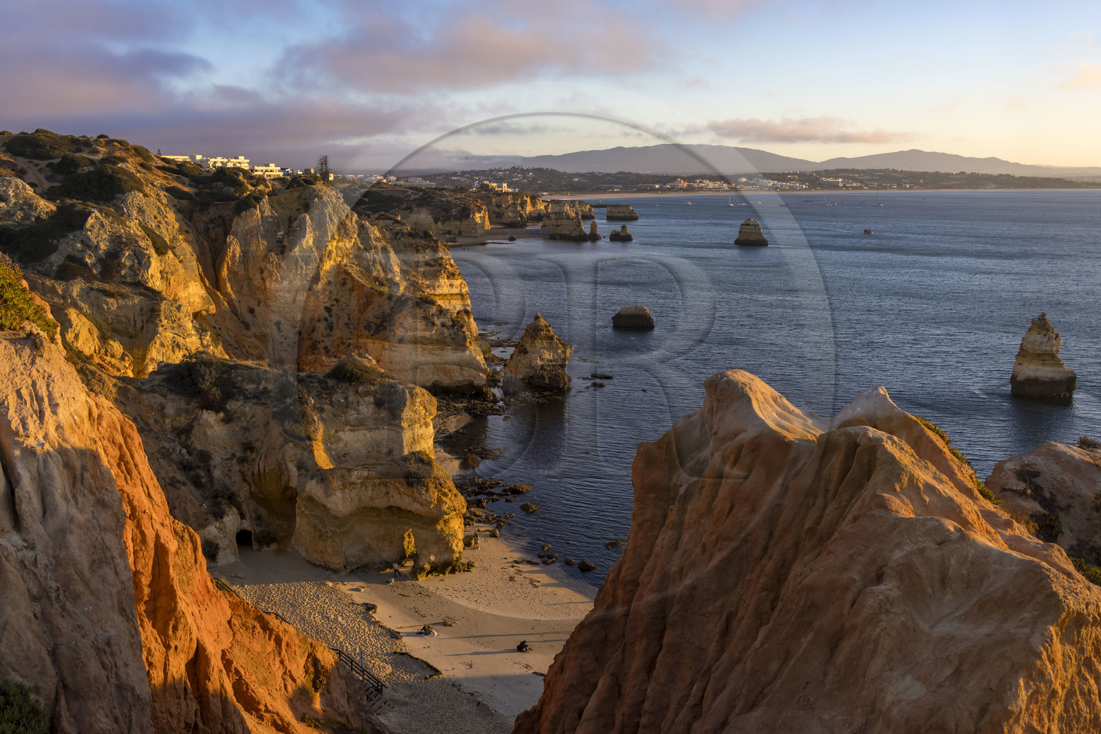Portugal, Algarve, Lagos, la plage de Praia do Camilo nichée entre des falaises escarpées non loin de Ponta da Piedade