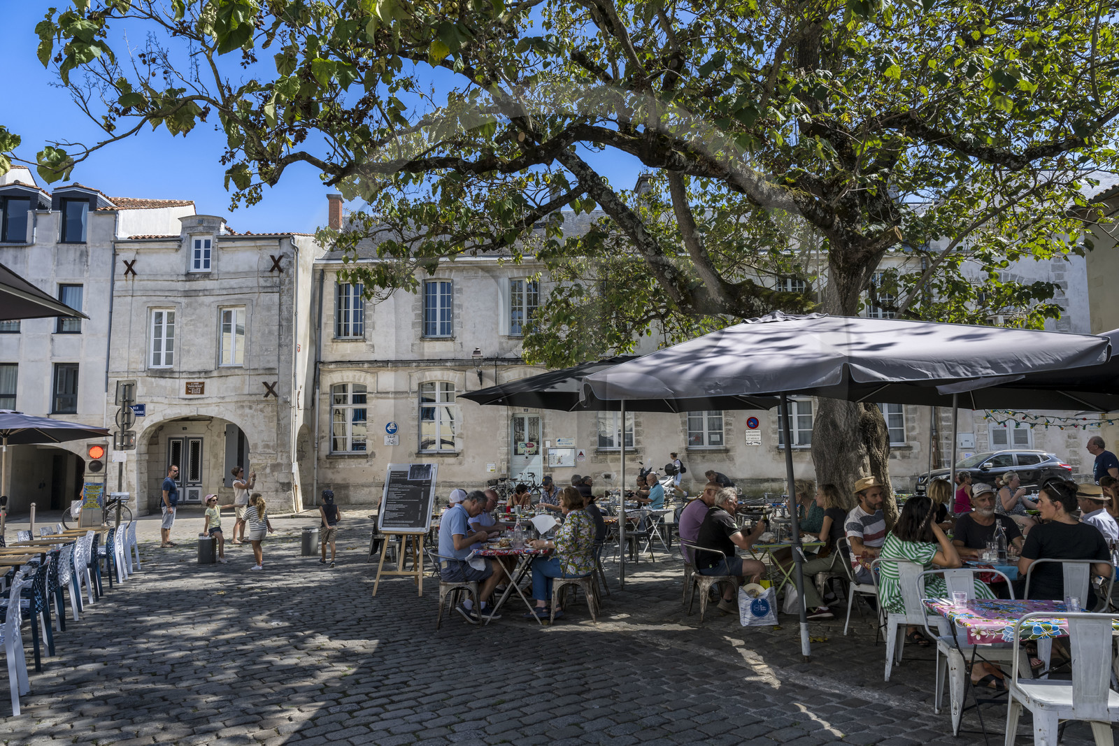France, Charente-Maritime (17), La Rochelle, terrasses de restaurant sur la place de la fourche
