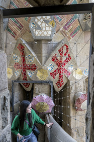 Espagne, Catalogne, Barcelone, quartier de l'Eixample, basilique de la Sagrada Familia de l'architecte du modernisme catalan Antoni Gaudi classée Patrimoine Mondial de l'UNESCO, sur une des tours de la facade de la Passion à l'ouest