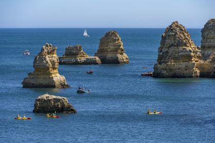 Portugal, Algarve, Lagos, découverte en kayak et bateau des formations rocheuses et des falaises de la Ponta da Piedade en face de Praia da Boneca